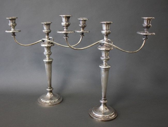 PAIRE DE CANDELABRES à trois lumières en...