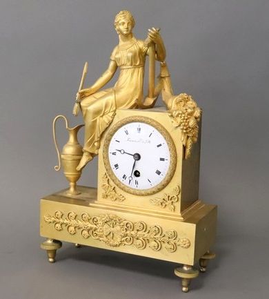 PETITE PENDULE borne, en bronze doré et ciselé,...
