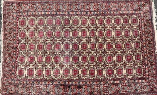 TAPIS en laine polychrome à décor d'hexagones...