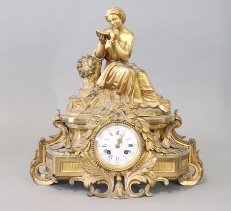 PENDULE en bronze doré figurant une jeune...