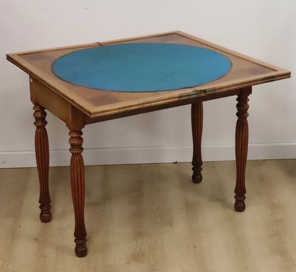 TABLE A JEUX rectangulaire en acajou et placage...