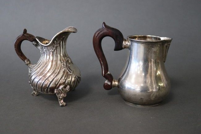 DEUX PETITS POT A LAIT, l'un marabout en...