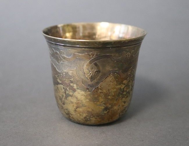 TIMBALE GOBELET en vermeil à décor de rinceaux...