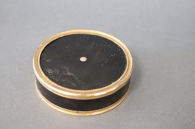 BOÎTE ronde en écaille brune cerclé de cuivre...