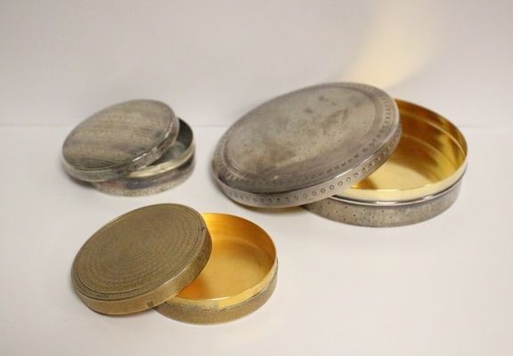 TROIS BOÎTES rondes en argent, une grande...