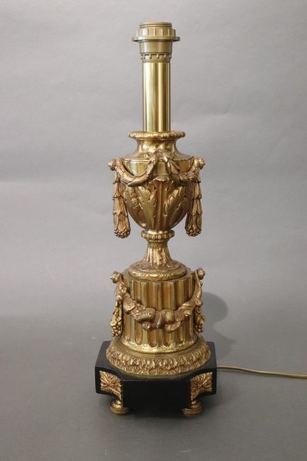 LAMPE DE TABLE en bronze doré et ciselé à...