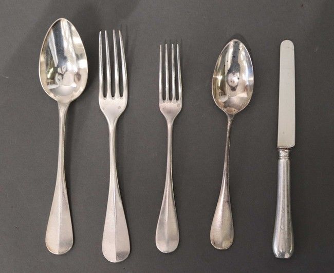 PARTIE DE MENAGERE en argent, modèle uniplat,...