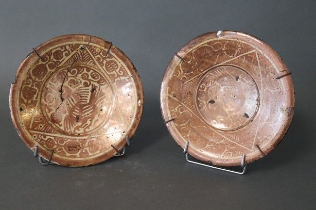 DEUX PETITS PLATS en céramique ocre et beige...