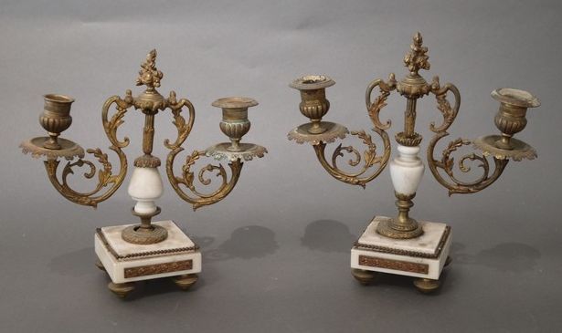 PAIRE DE FLAMBEAUX à deux lumières en bronze...