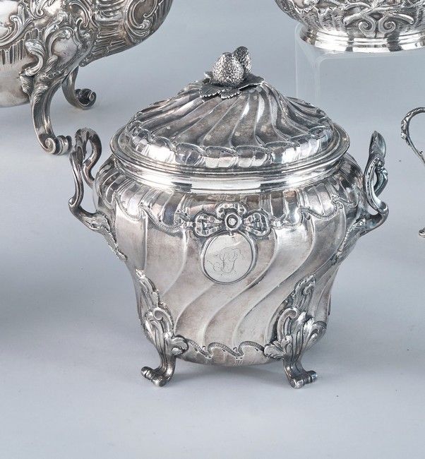 SUCRIER COUVERT en argent repoussé et ciselé...