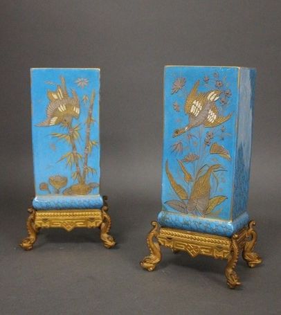 PAIRE DE VASES rectangulaires en porcelaine...