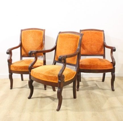 SUITE DE QUATRE FAUTEUILS en acajou mouluré...