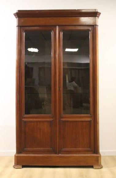 VITRINE en acajou et placage d'acajou ouvrant...