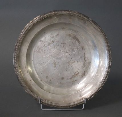 PLAT rond creux en argent à bordure de frise...
