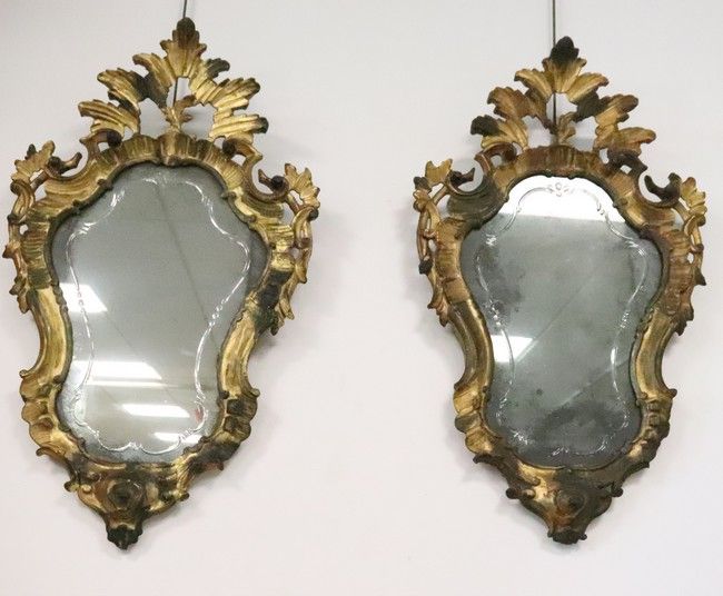 PAIRE DE MIROIRS de forme chantournée à motifs...
