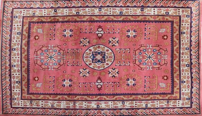 TAPIS rectangulaire en laine à décor de motifs...