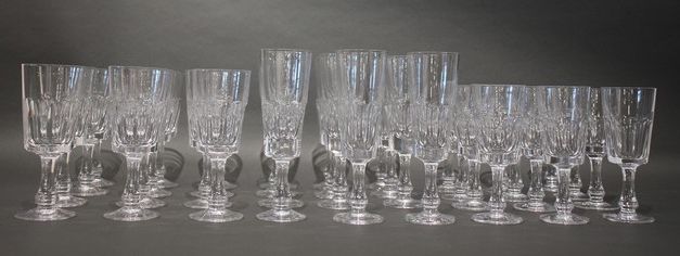 SERVICE DE VERRES à pied en cristal taillé...