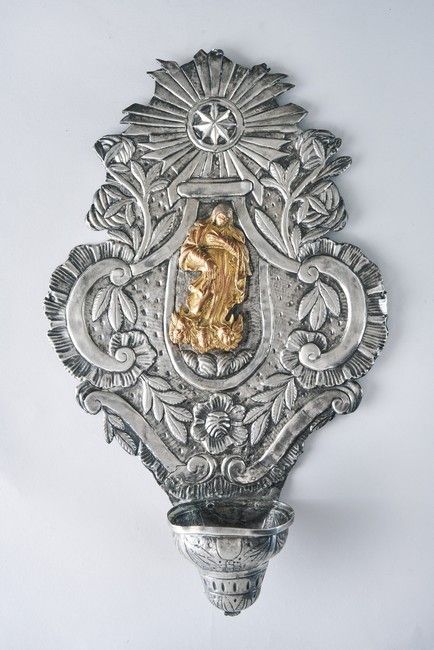 BENITIER en argent à décor repoussé d'enroulements...