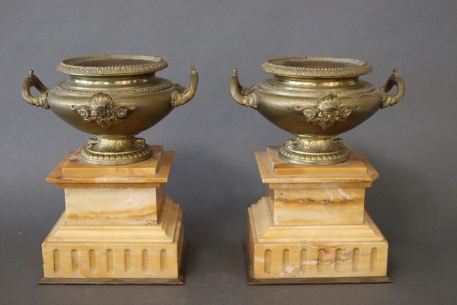 PAIRE DE CASSOLETTES en bronze anciennement...