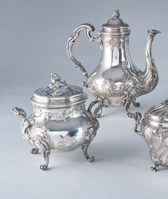 CAFETIÈRE et SUCRIER couvert en argent, à...