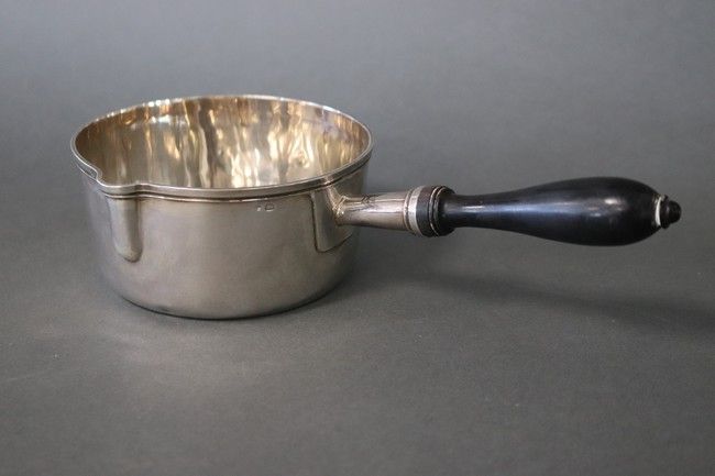 PETITE CASSEROLE à bec en argent uni et filet...
