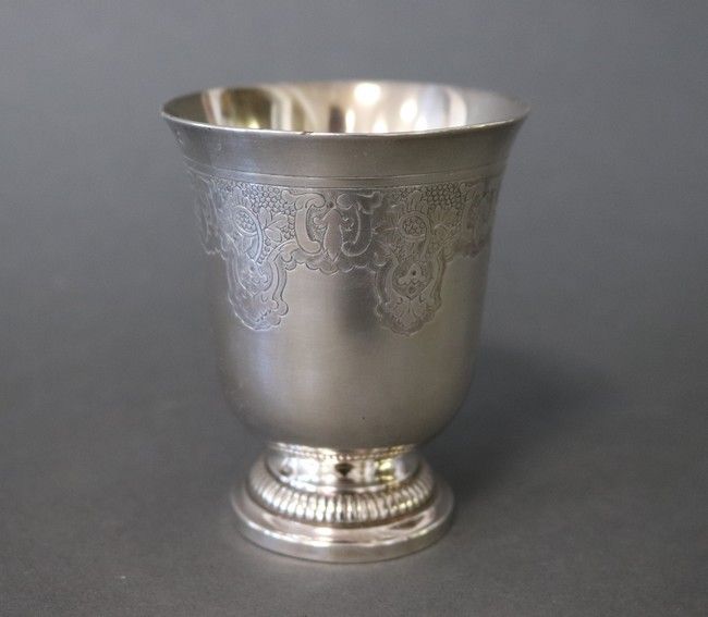 TIMBALE tulipe en argent gravé de lambrequin....
