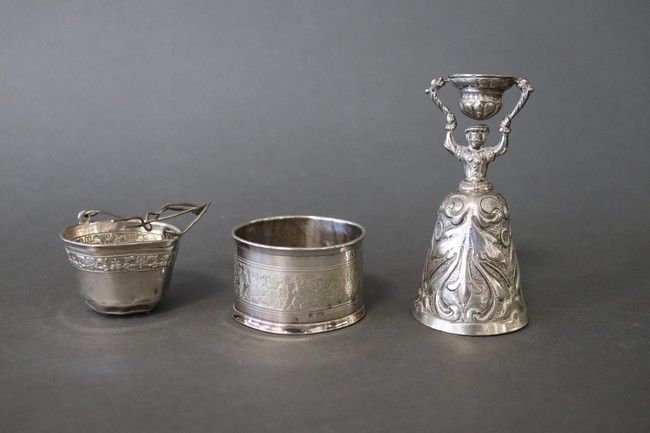 CLOCHE DE TABLE en argent à décor feuillagé...