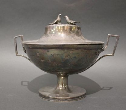 COUPE couverte à deux anses feuillagées et...