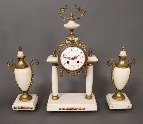 GARNITURE DE CHEMINÉE en marbre blanc et...