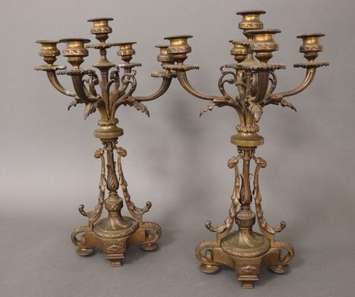 PAIRE DE CANDÉLABRES à cinq lumières en bronze...