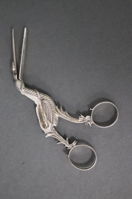 PAIRE DE CISEAUX D'ACCOUCHÉE en argent figurant...