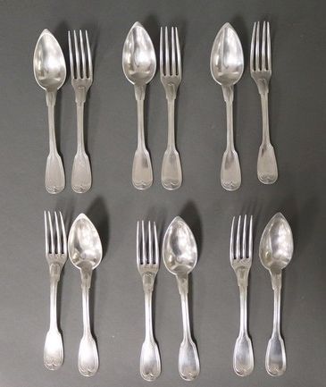 NEUF COUVERTS ET UNE FOURCHETTE en argent...