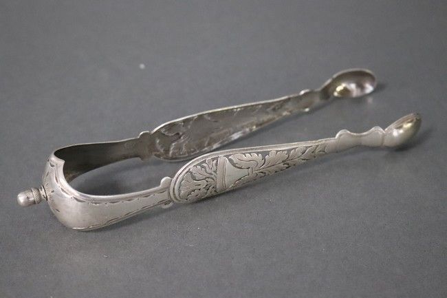PINCE A SUCRE en argent, à décor ajouré de...