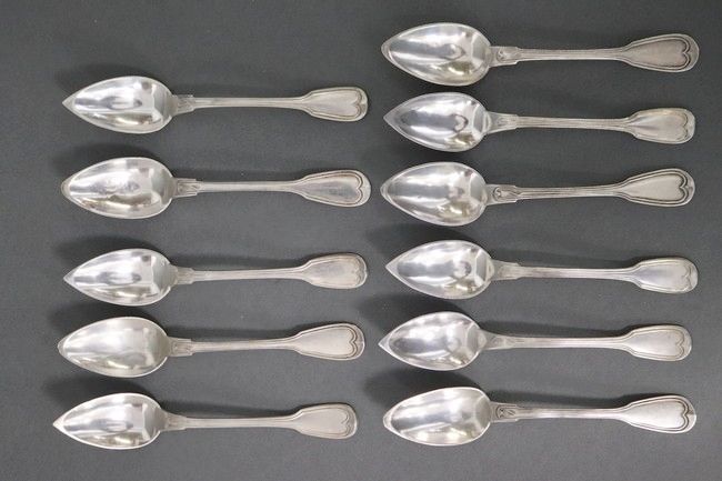 ONZE PETITES CUILLERES en argent, modèle...