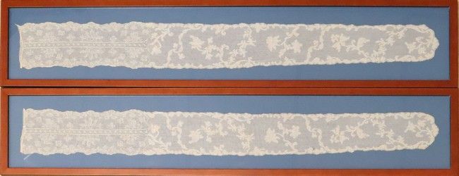 PAIRE DE BARBES DE COIFFE en fine dentelle...