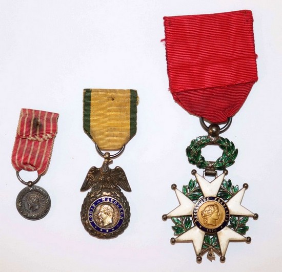 FRANCE - Ensemble de trois décorations comprenant...
