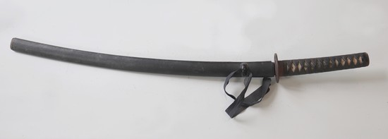 SABRE KATANA avec tsuba ajouré en fer à décor...