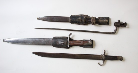ENSEMBLE DE QUATRE BAÏONNETTES