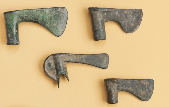QUATRE TÊTES DE HÂCHES en bronze, à douille,...