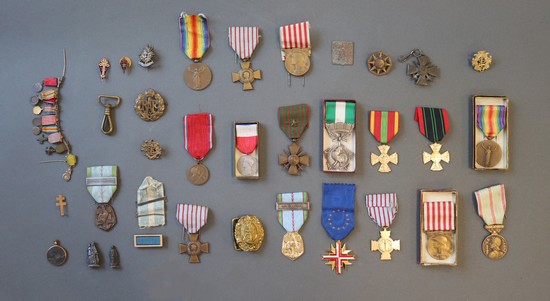 ENSEMBLE DE MEDAILLES ET SOUVENIRS comprenant...