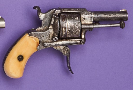 PETIT REVOLVER, 6 coups, cal. 230 annulaire...