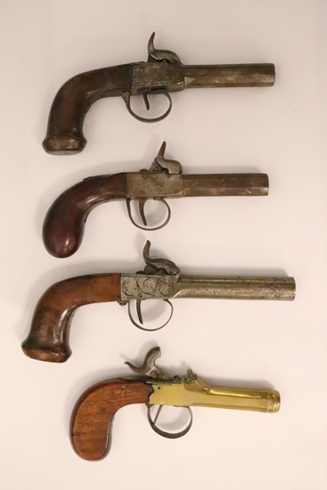 ENSEMBLE DE QUATRE PISTOLETS A COFFRE.
