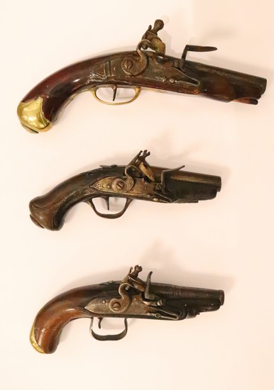 ENSEMBLE DE TROIS PISTOLETS A SILEX DE VOYAGE...