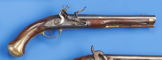 PISTOLET A SILEX D'OFFICIER, DU TYPE REGLEMENTAIRE,...
