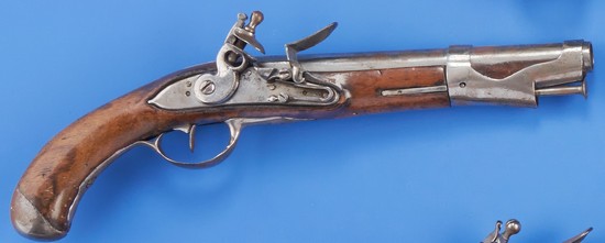 PISTOLET D'ARÇON à silex modèle 1763-66 de...
