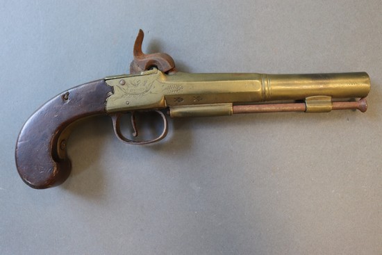 LONG PISTOLET A COFFRE A PERCUSSION D'OFFICIER...