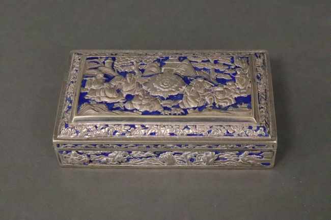 BOÎTE rectangulaire en argent à décor de...