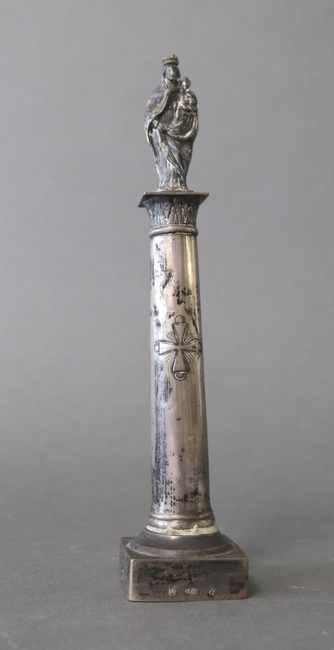 VIERGE A L'ENFANT en majesté sur une colonne...