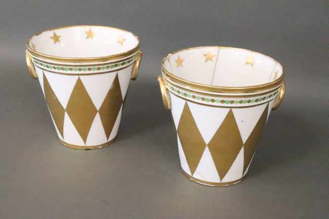 PAIRE DE CACHE-POTS en porcelaine blanche...