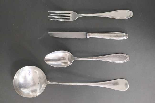 MENAGERE DE COUVERTS EN METAL BLANC modèle...